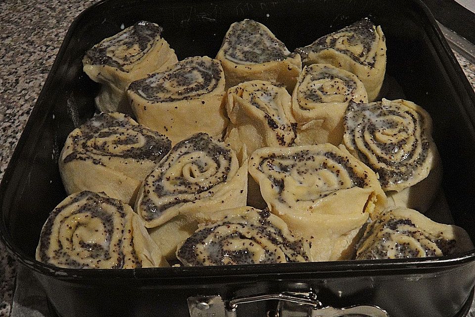 Mohn - Marzipan - Schneckenkuchen mit Eierlikörguss