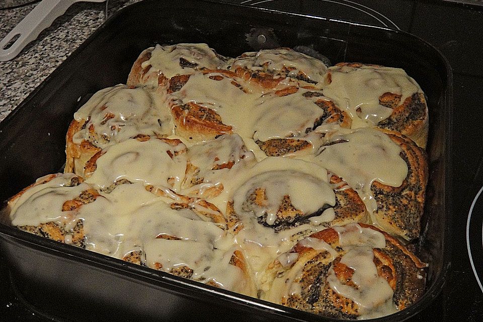 Mohn - Marzipan - Schneckenkuchen mit Eierlikörguss