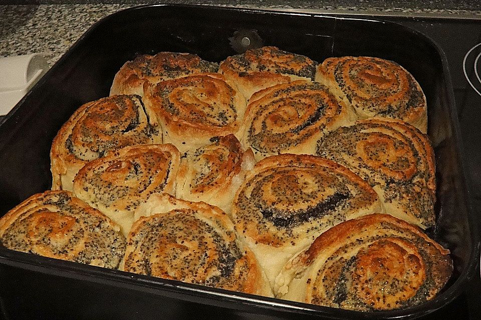 Mohn - Marzipan - Schneckenkuchen mit Eierlikörguss