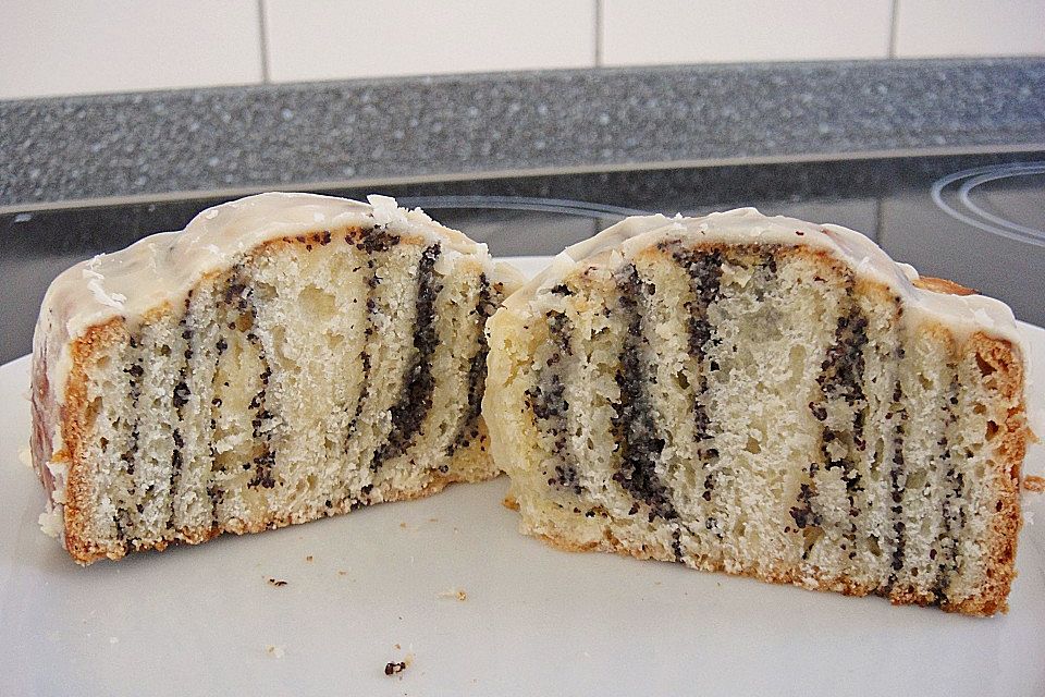 Mohn - Marzipan - Schneckenkuchen mit Eierlikörguss