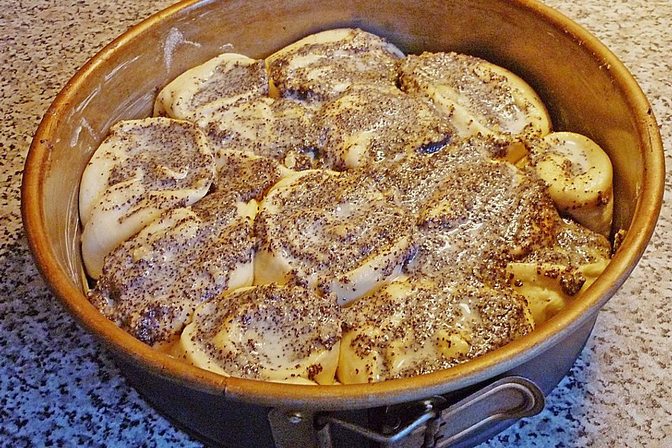 Mohn - Marzipan - Schneckenkuchen mit Eierlikörguss