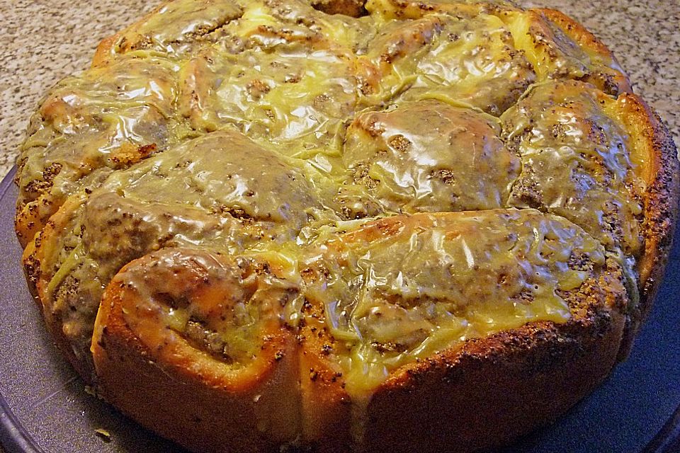 Mohn - Marzipan - Schneckenkuchen mit Eierlikörguss