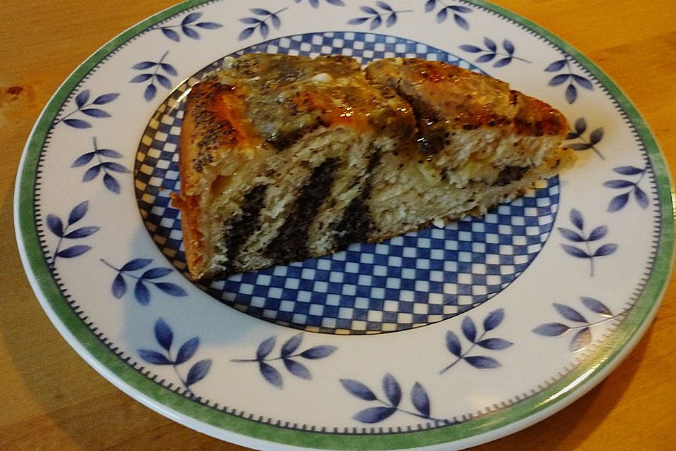 Mohn - Marzipan - Schneckenkuchen mit Eierlikörguss