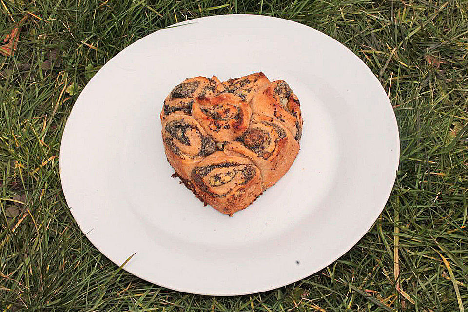 Mohn - Marzipan - Schneckenkuchen mit Eierlikörguss