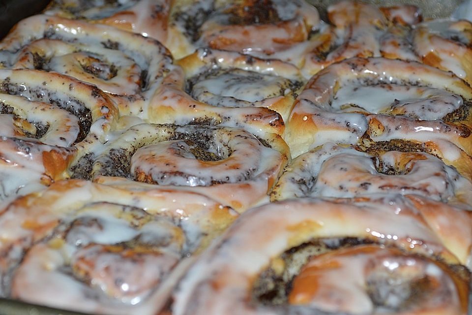 Mohn - Marzipan - Schneckenkuchen mit Eierlikörguss