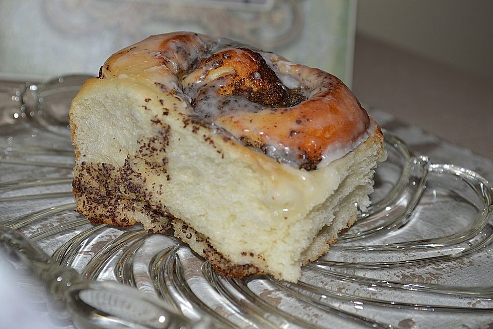 Mohn - Marzipan - Schneckenkuchen mit Eierlikörguss