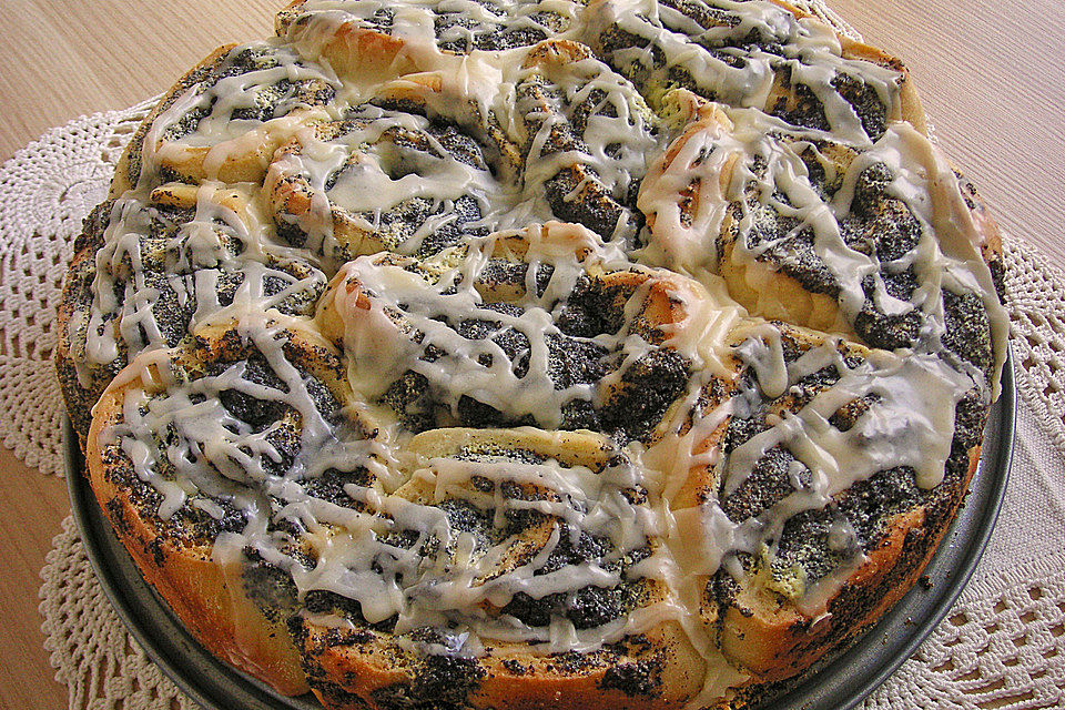 Mohn - Marzipan - Schneckenkuchen mit Eierlikörguss