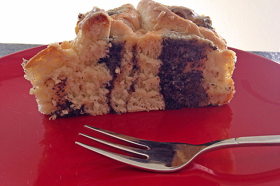 Mohn - Marzipan - Schneckenkuchen mit Eierlikörguss