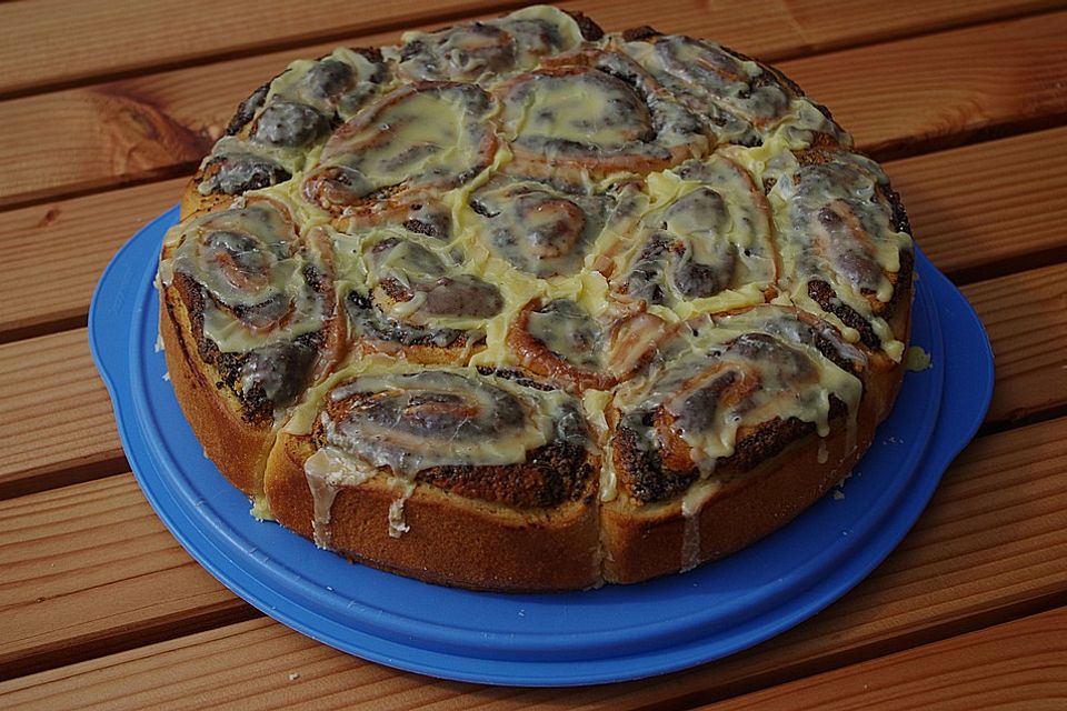 Mohn - Marzipan - Schneckenkuchen mit Eierlikörguss