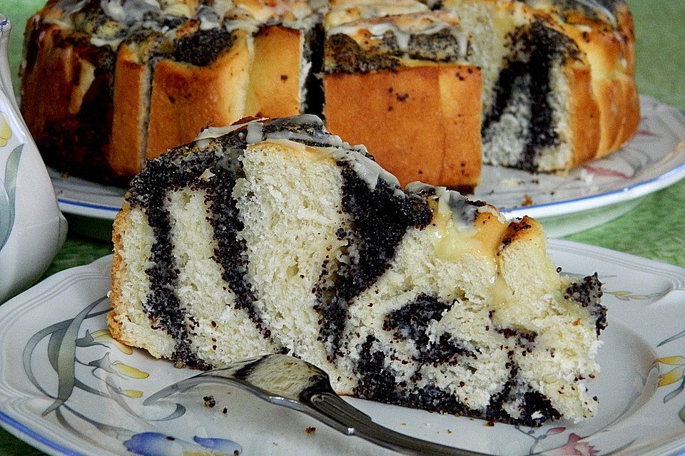 Mohn - Marzipan - Schneckenkuchen mit Eierlikörguss