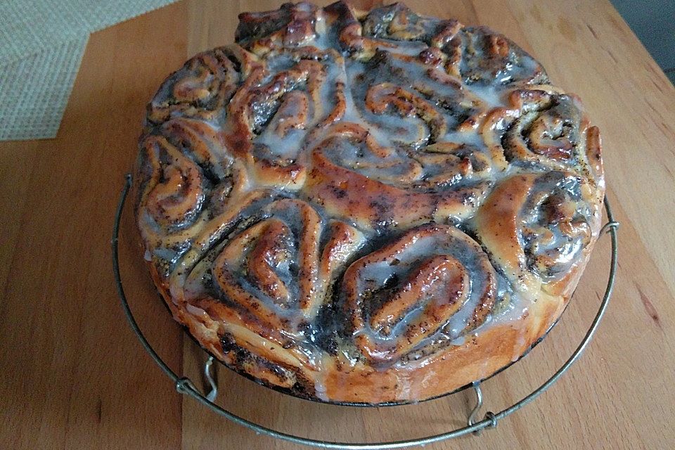 Mohn - Marzipan - Schneckenkuchen mit Eierlikörguss