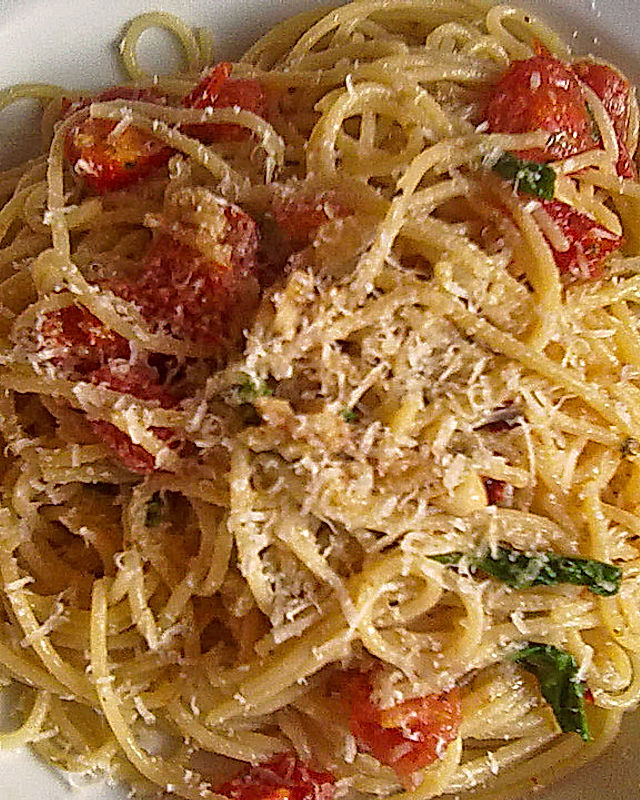 Tagliatelle aglio olio mit Pepperoni und Kirschtomaten