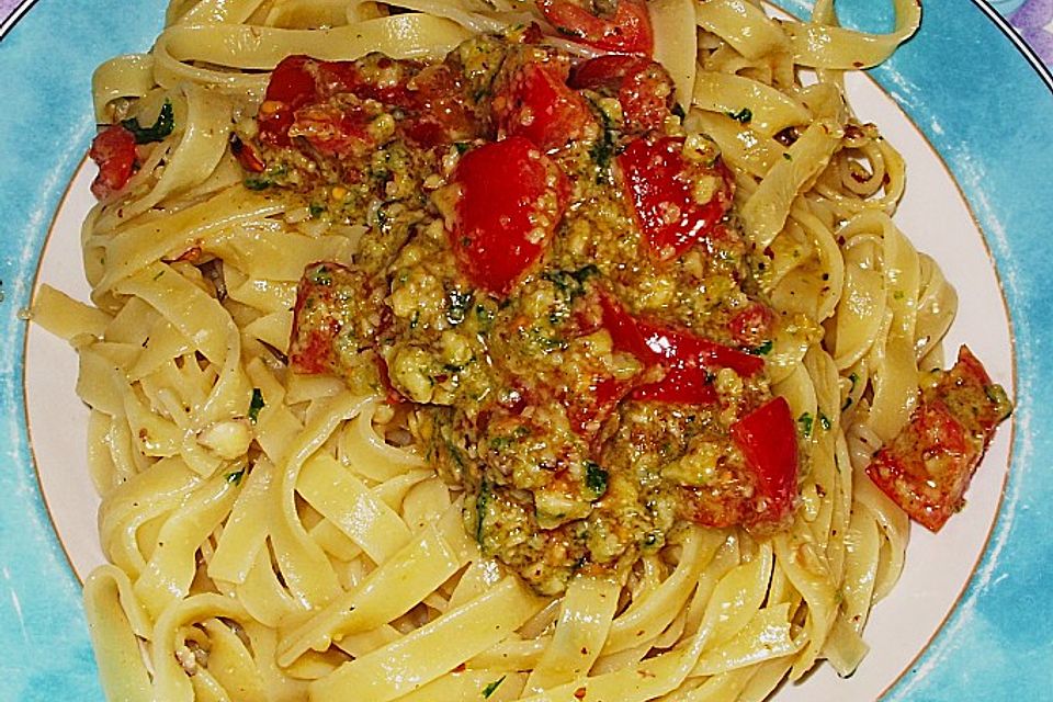 Tagliatelle und Mandel - Basilikum Pesto mit Tomaten