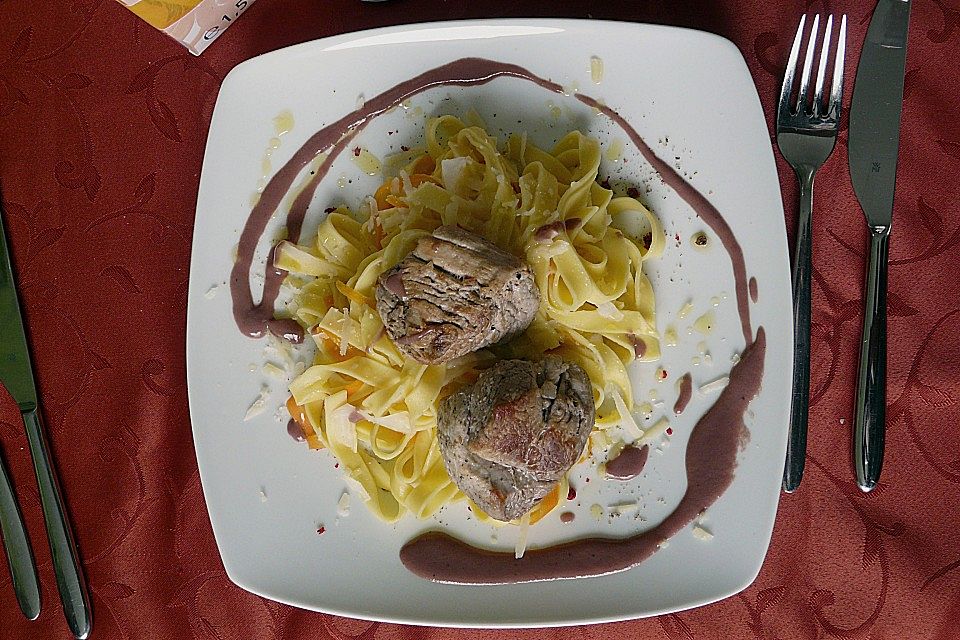 Schweinefilet auf Tagliatelle mit Gemüsejulienne