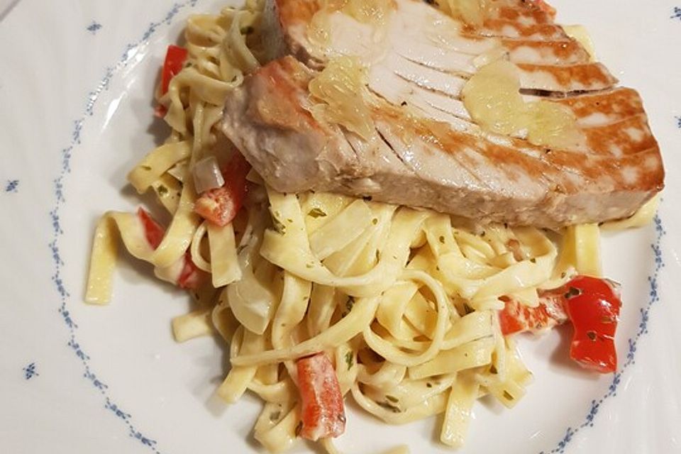 Tagliatelle mit Thunfischsteak und Paprika