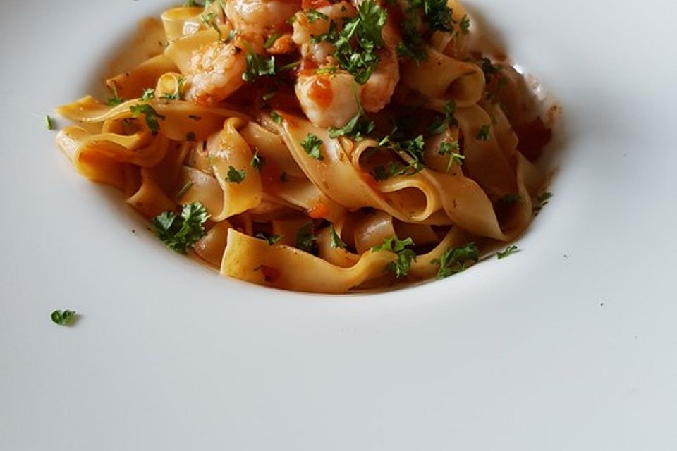 Spaghetti mit Scampi und Peperoni in einer Safran - Tomatensauce