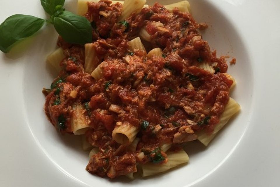 Tortiglioni mit Thunfisch, Kapern und Sardellen