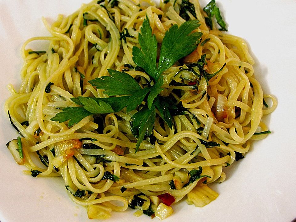 Mit Knoblauch und Chili aromatisierte Spaghettini in Olivenöl von ...