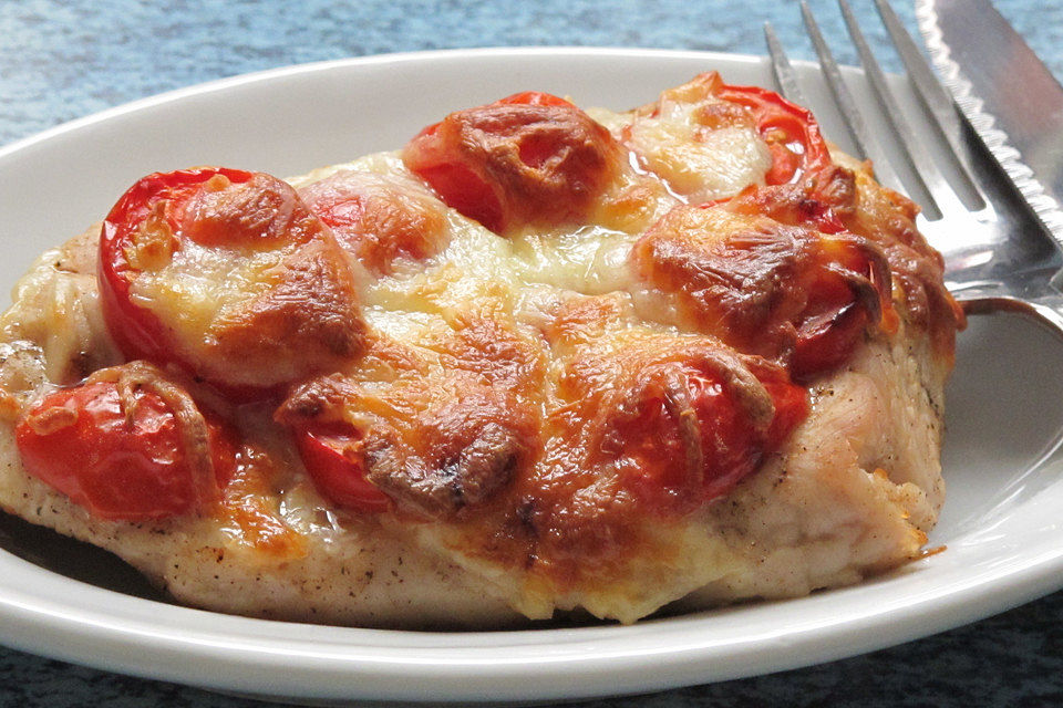 Pute mit Tomaten und Käse überbacken