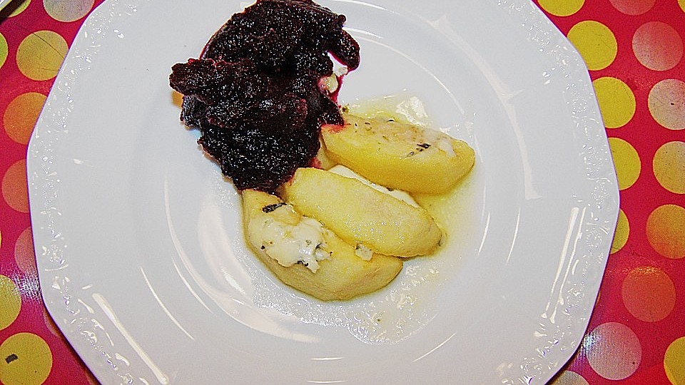 Karamellisierte Apfelspalten mit Blauschimmelkäse und Fliederbeeren ...