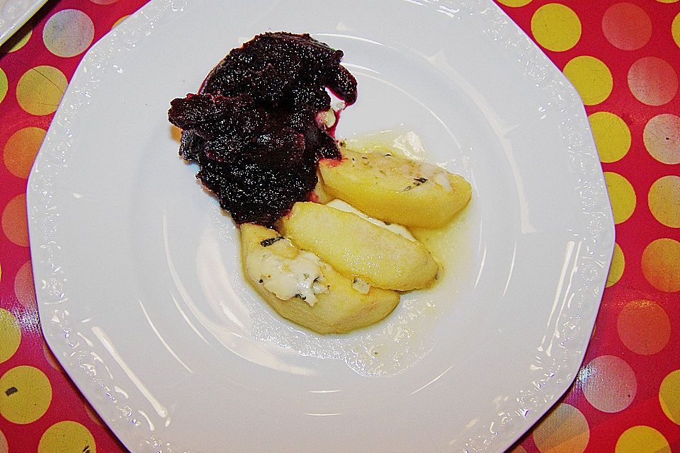 Karamellisierte Apfelspalten mit Blauschimmelkäse und Fliederbeeren - Sorbet