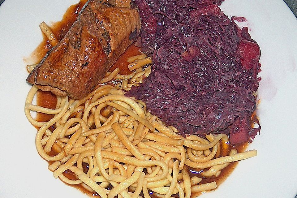 Schweinerouladen mit Sauerkraut - Blutwurstfüllung