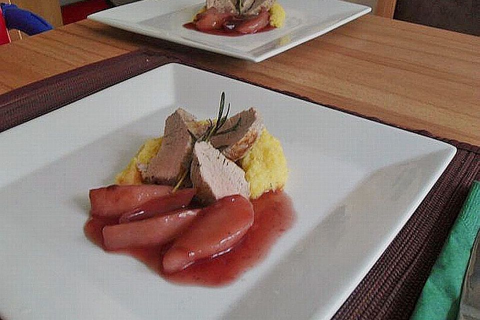 Schweinefilet mit Rotweinbirnen und cremiger Polenta