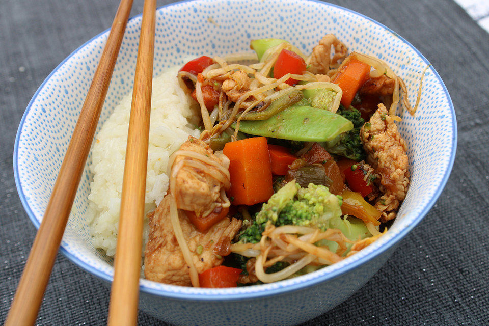 Chinesische Gemüsepfanne mit Hähnchenbrust