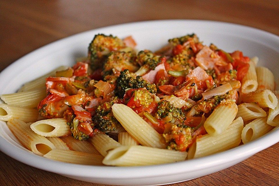 Penne mit Brokkoli in Tomaten - Sahnesoße