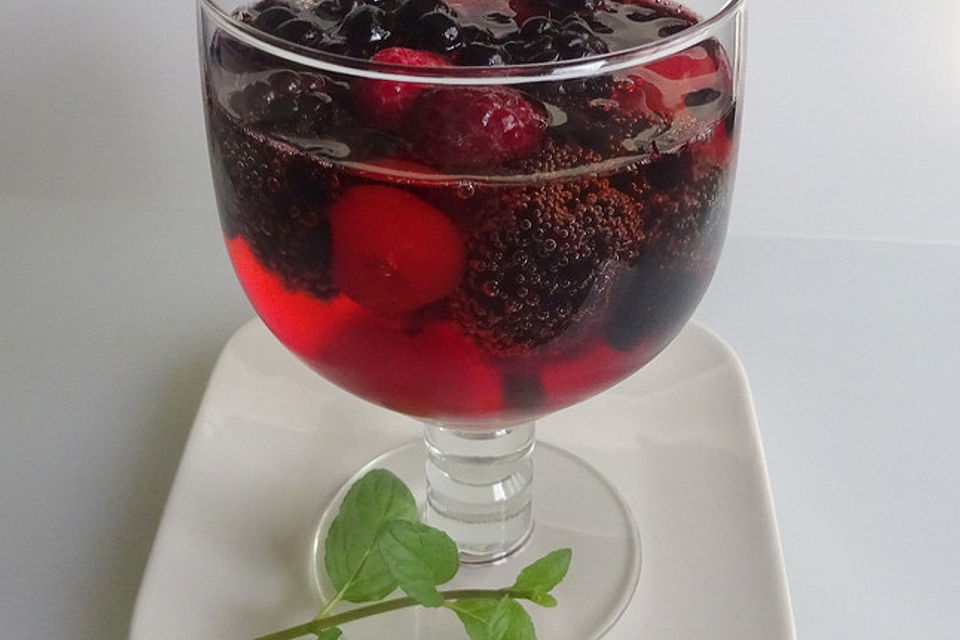 Bowle mit Cocktailkirschen und Beeren