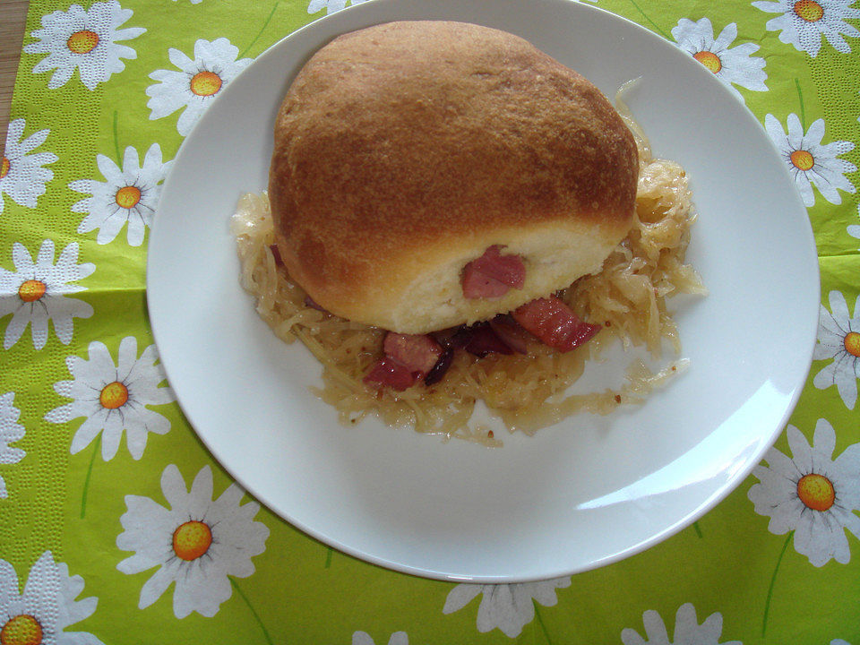 Pikante Buchteln auf Sauerkraut von hirlitschka| Chefkoch