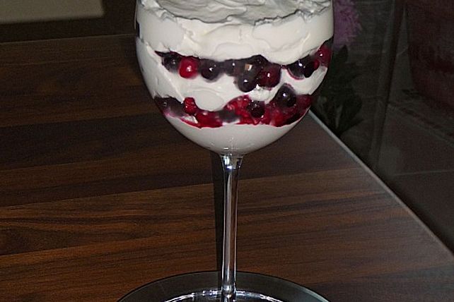 Quark - Schmand Creme mit Beeren und Amarettini von Himbeermousse| Chefkoch