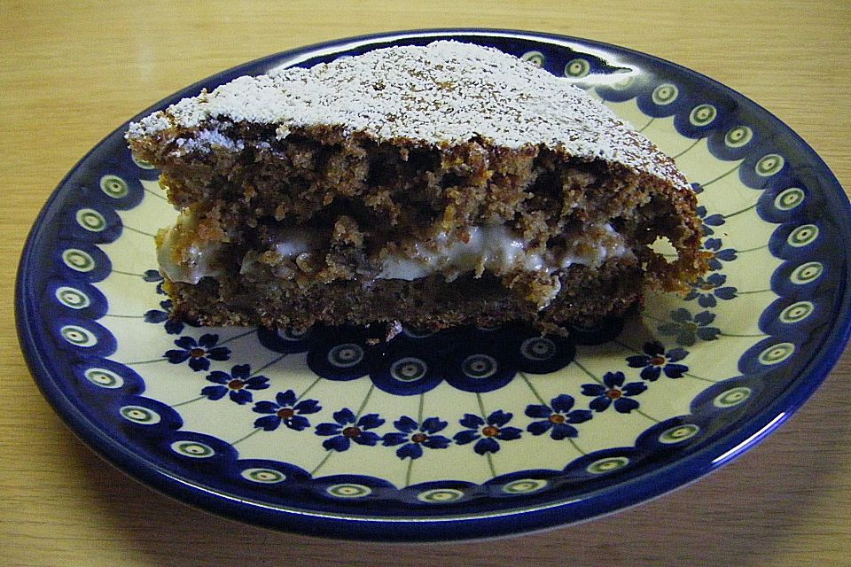 Karotten - Bananen - Kuchen mit Walnüssen