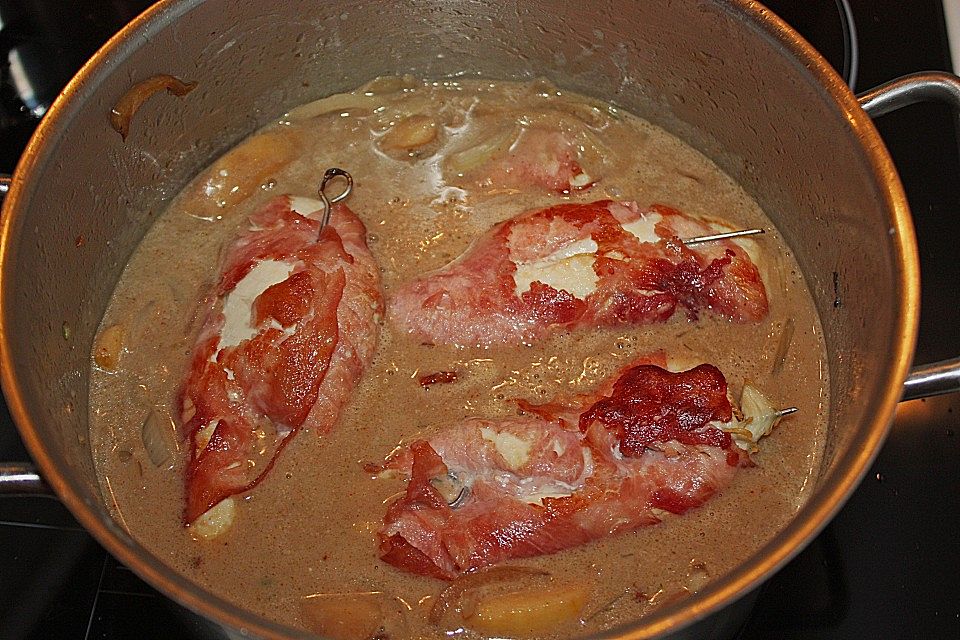 Hähnchenröllchen in Apfel - Zwiebel Soße mit Kartoffelpüree