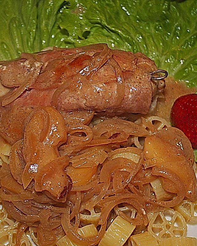 Hähnchenröllchen in Apfel - Zwiebel Soße mit Kartoffelpüree