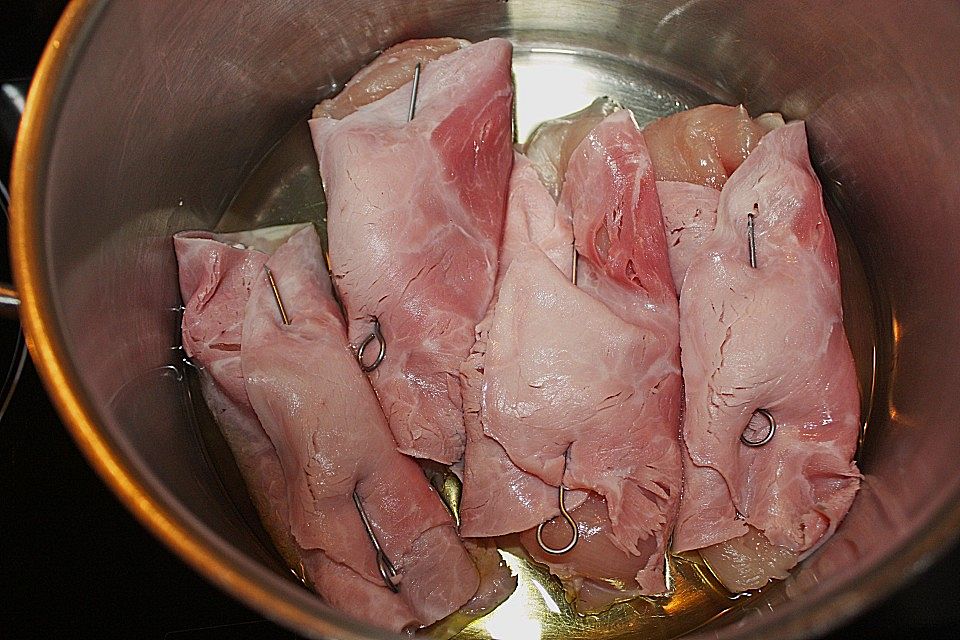 Hähnchenröllchen in Apfel - Zwiebel Soße mit Kartoffelpüree