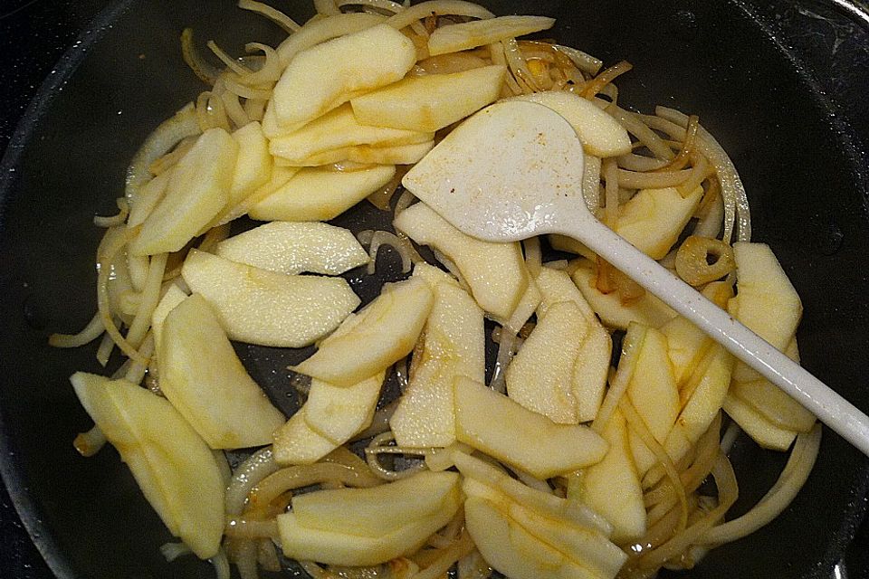 Hähnchenröllchen in Apfel - Zwiebel Soße mit Kartoffelpüree