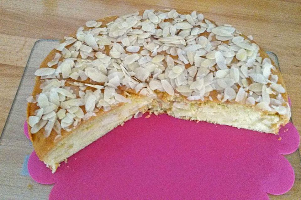 Apfelkuchen mit Aprikosenkonfitüre und Mandeln