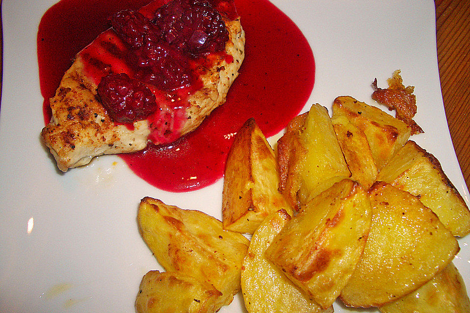 Hähnchenbrustfilet mit Brombeersauce und Backofenkartoffeln