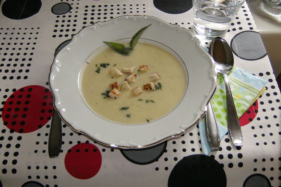 Birnen-Sellerie-Suppe mit Salbei