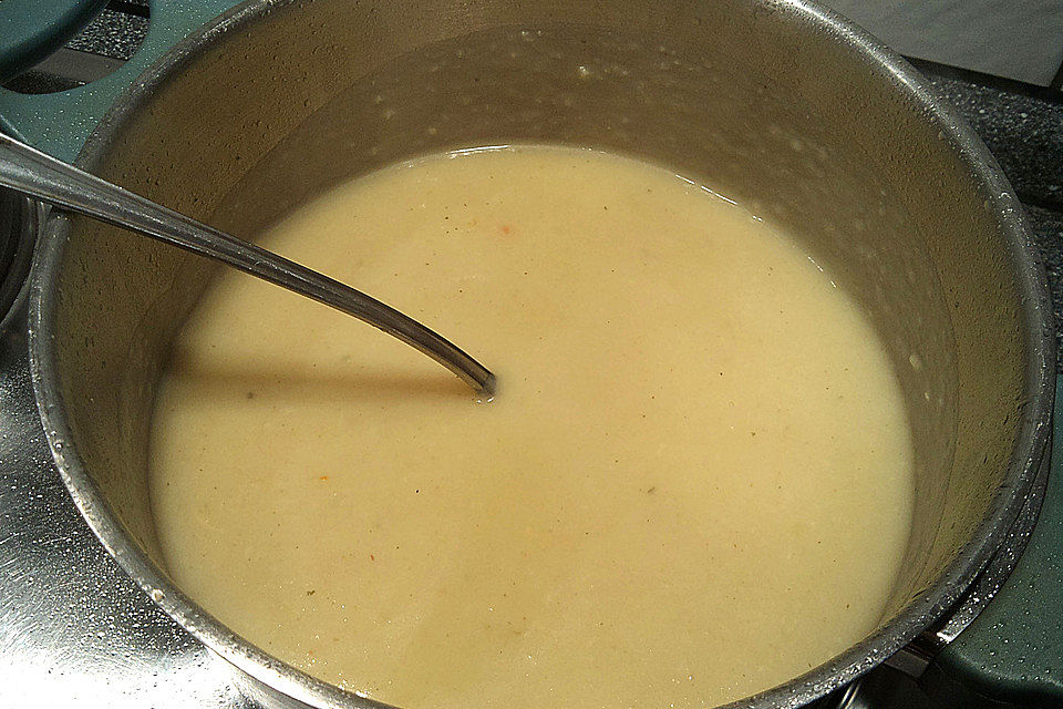 Birnen-Sellerie-Suppe mit Salbei