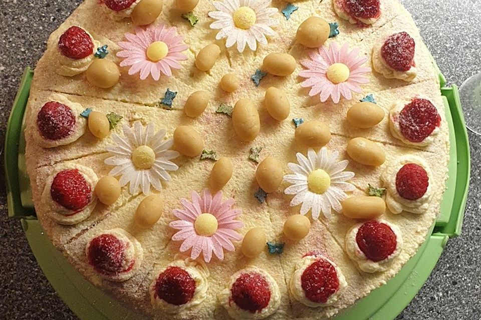 Himbeer - Waldfrucht Torte mit Marzipanbuttercreme