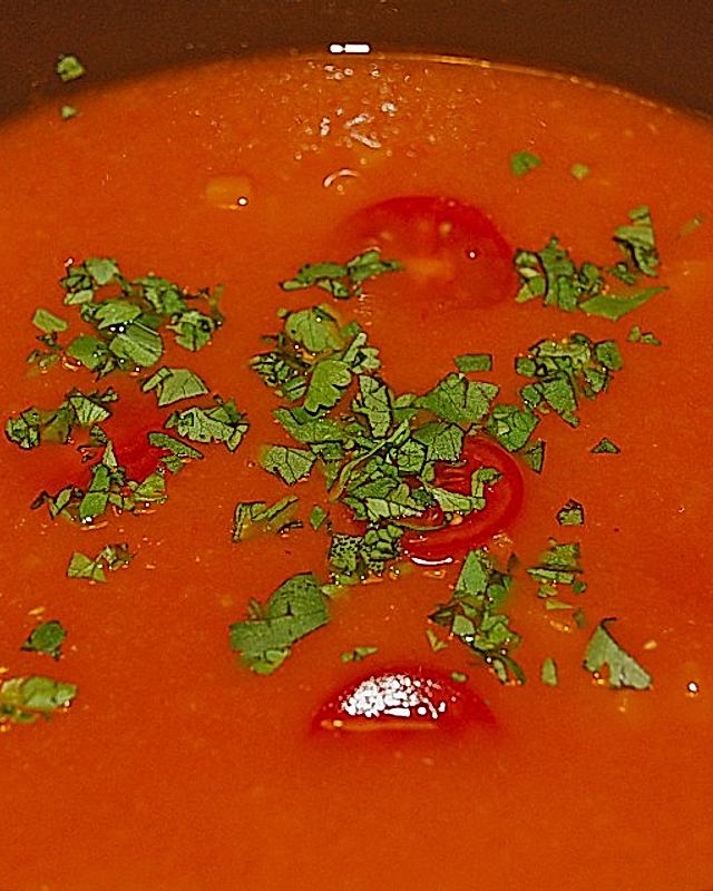 Tomatensuppe mit Möhren und Koriander