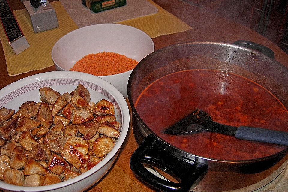 Schweinegulasch mit roten Linsen