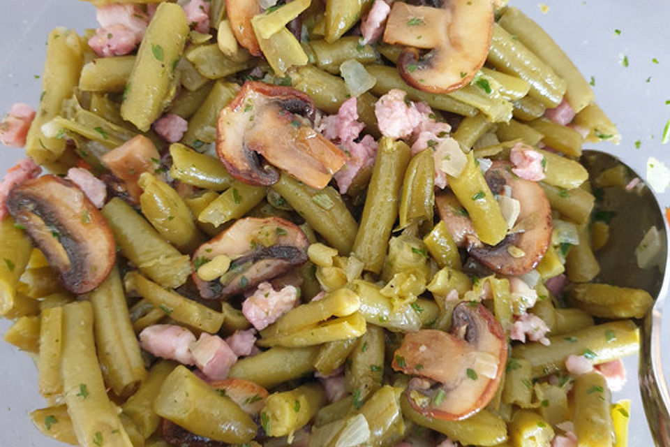 Bohnensalat mit Speck und Zwiebeln Bohnensalat mit Speck und Zwiebeln