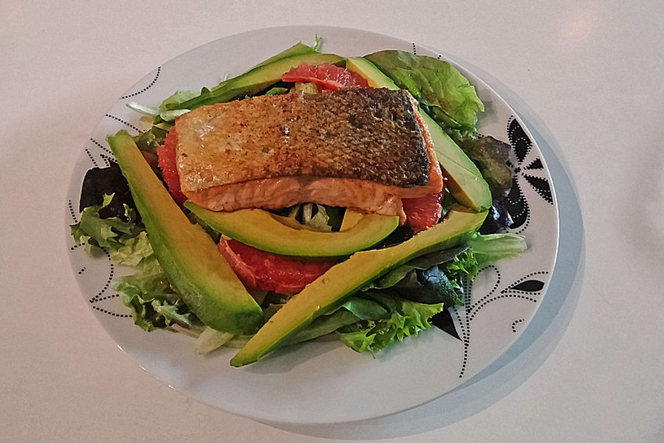 Gebratener Lachs auf Frisée mit Avocado und Grapefruit