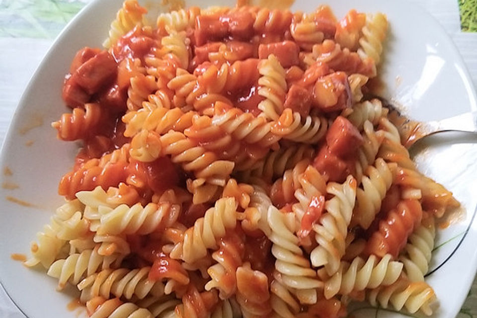 Makkaroni mit Tomatensoße nach Ossi - Art