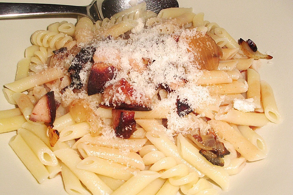 Makkaroni mit Tomatensoße nach Ossi - Art