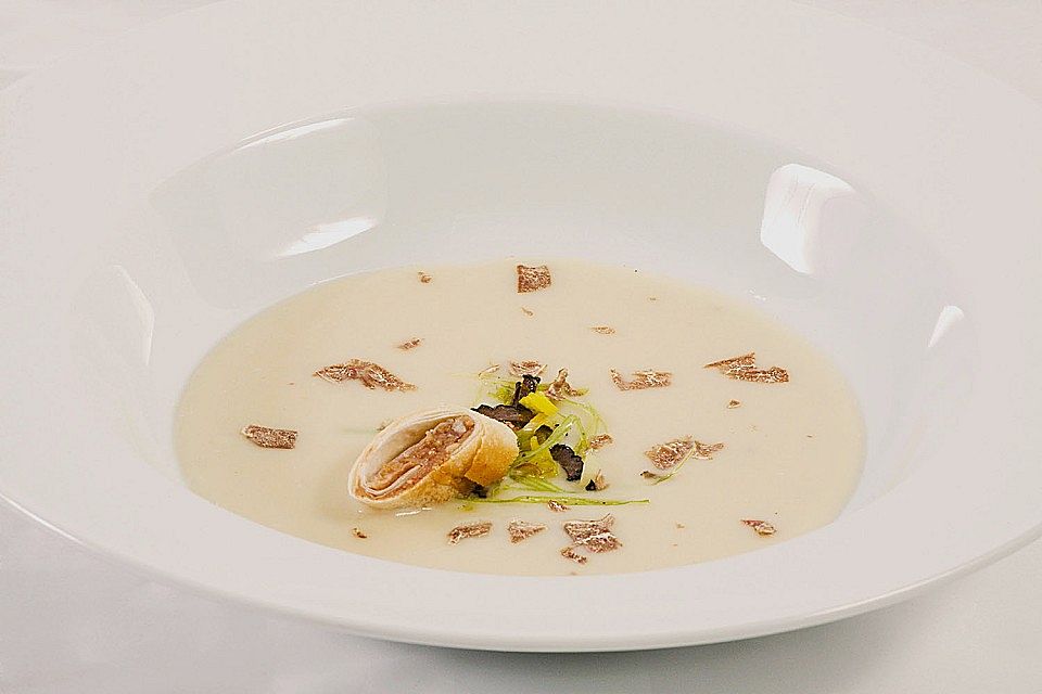 Topinambursuppe mit Trüffel und Quitten - Knusperröllchen