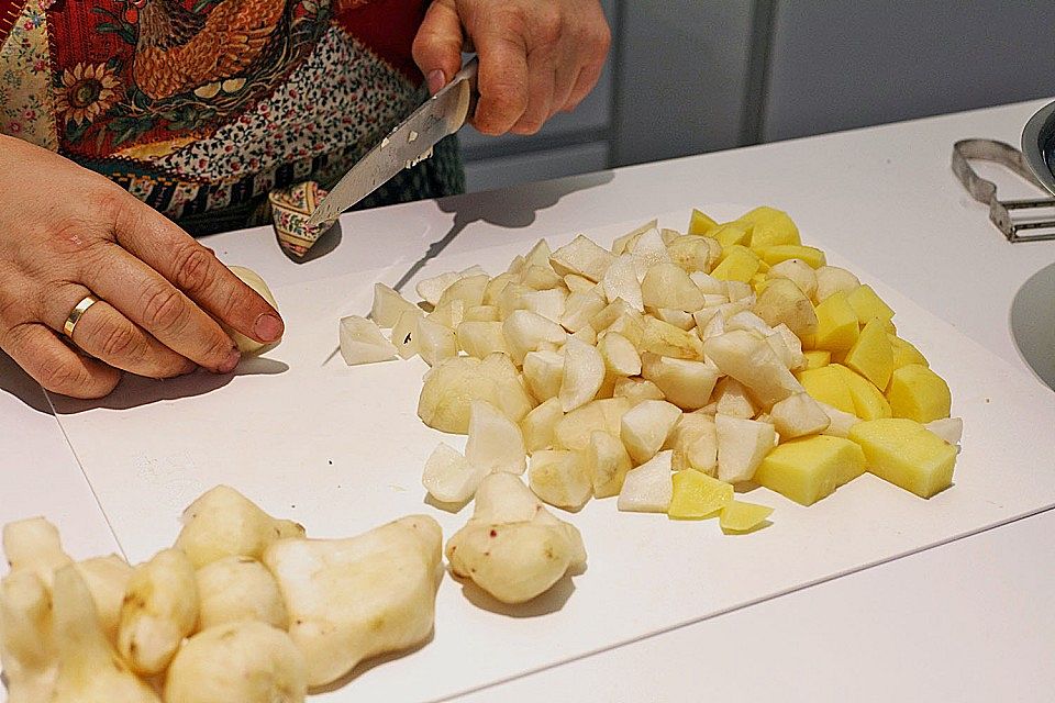 Topinambursuppe mit Trüffel und Quitten - Knusperröllchen